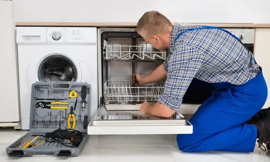 Pursaklar Airfel servisi teknisyen ekibi beyaz eşya tamiri yaparken